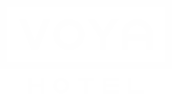 Weißes Voya Hotel Logo auf transparentem Hintergrund.